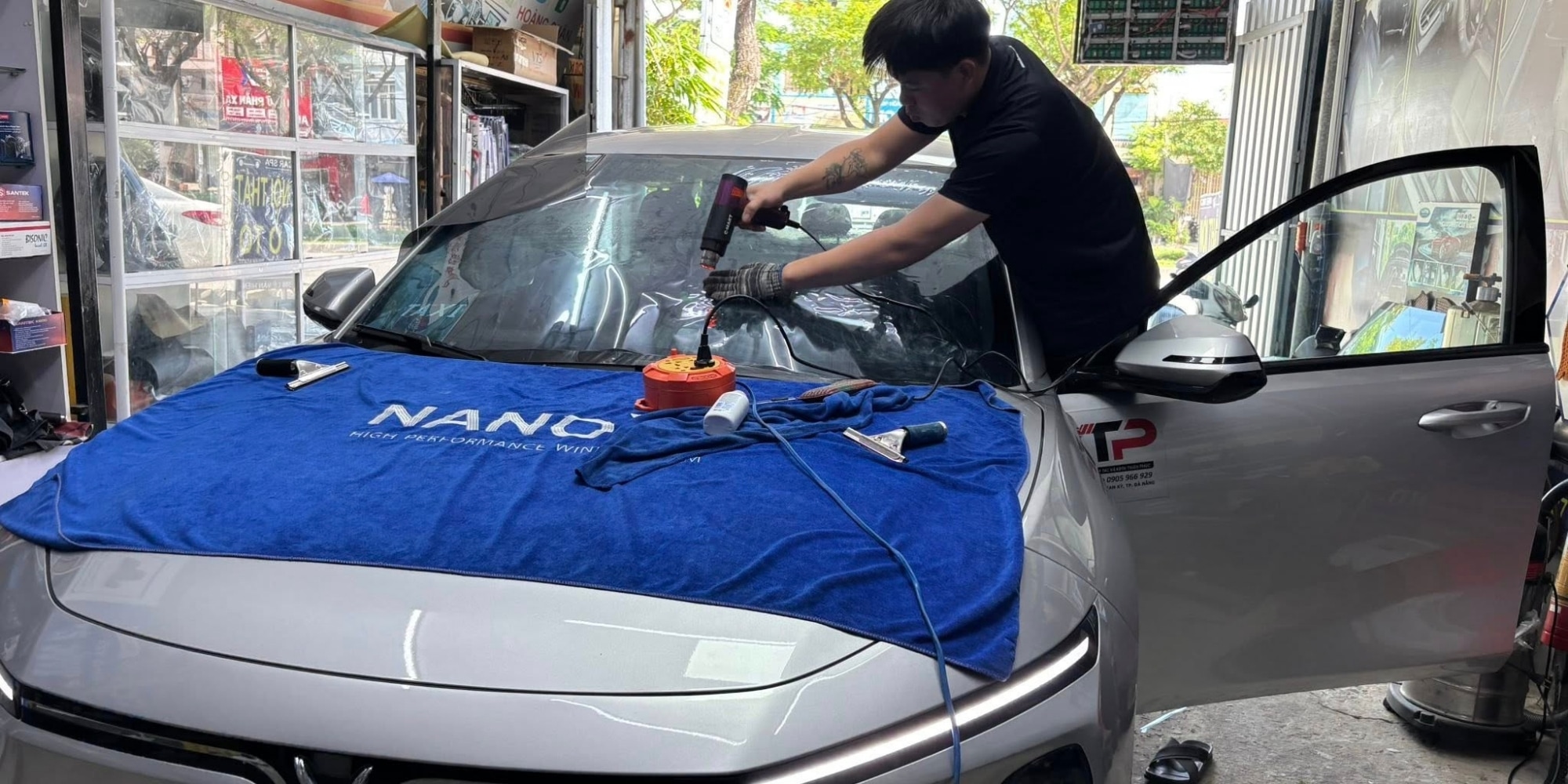 Hình ảnh thi công thực tế dán phim cách nhiệt ô tô 7 chỗ Premium tại phim cách nhiệt Đà Nẵng