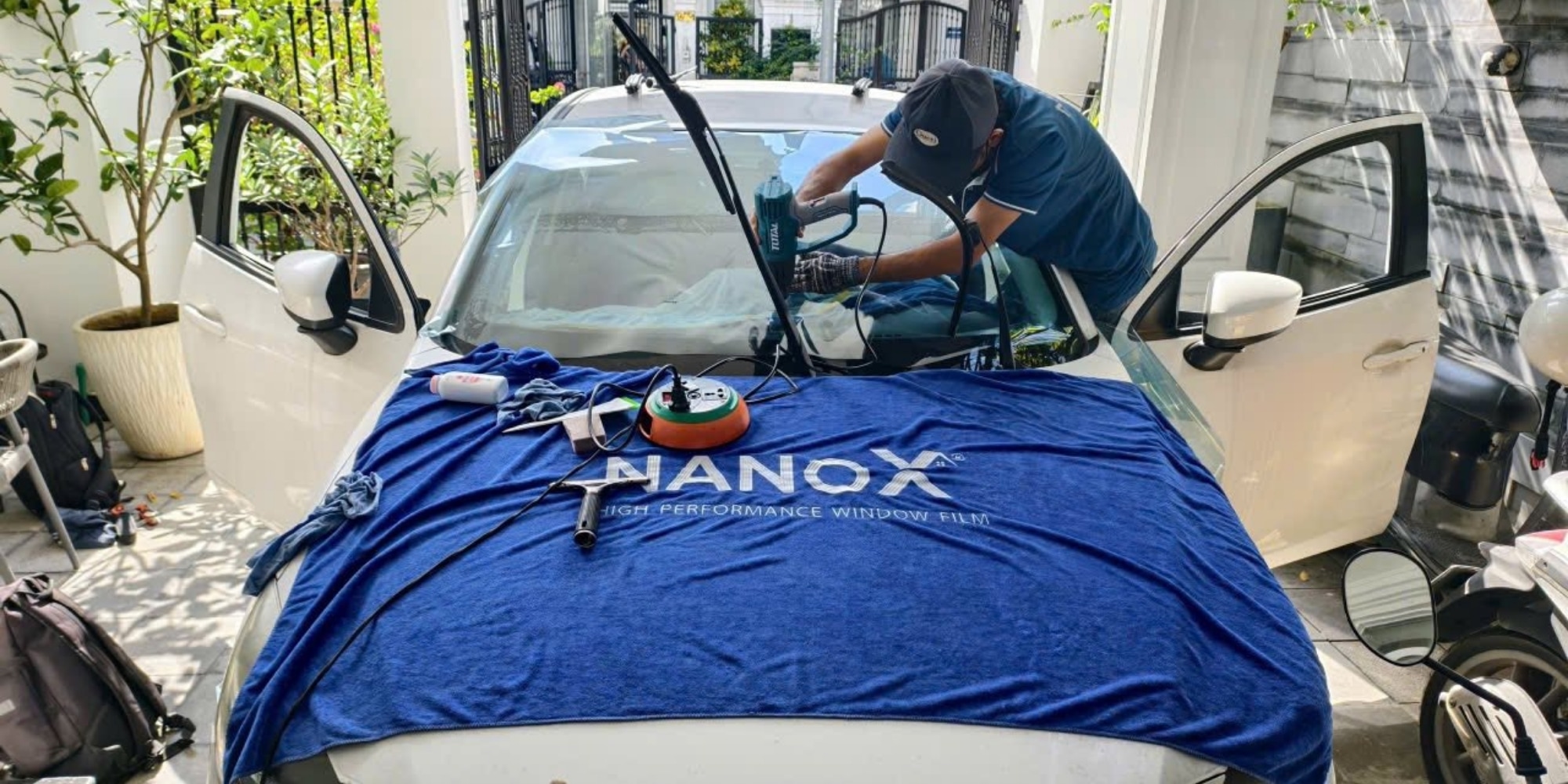 Hình ảnh thi công thực tế dán phim cách nhiệt ô tô 7 chỗ Premium tại phim cách nhiệt Đà Nẵng