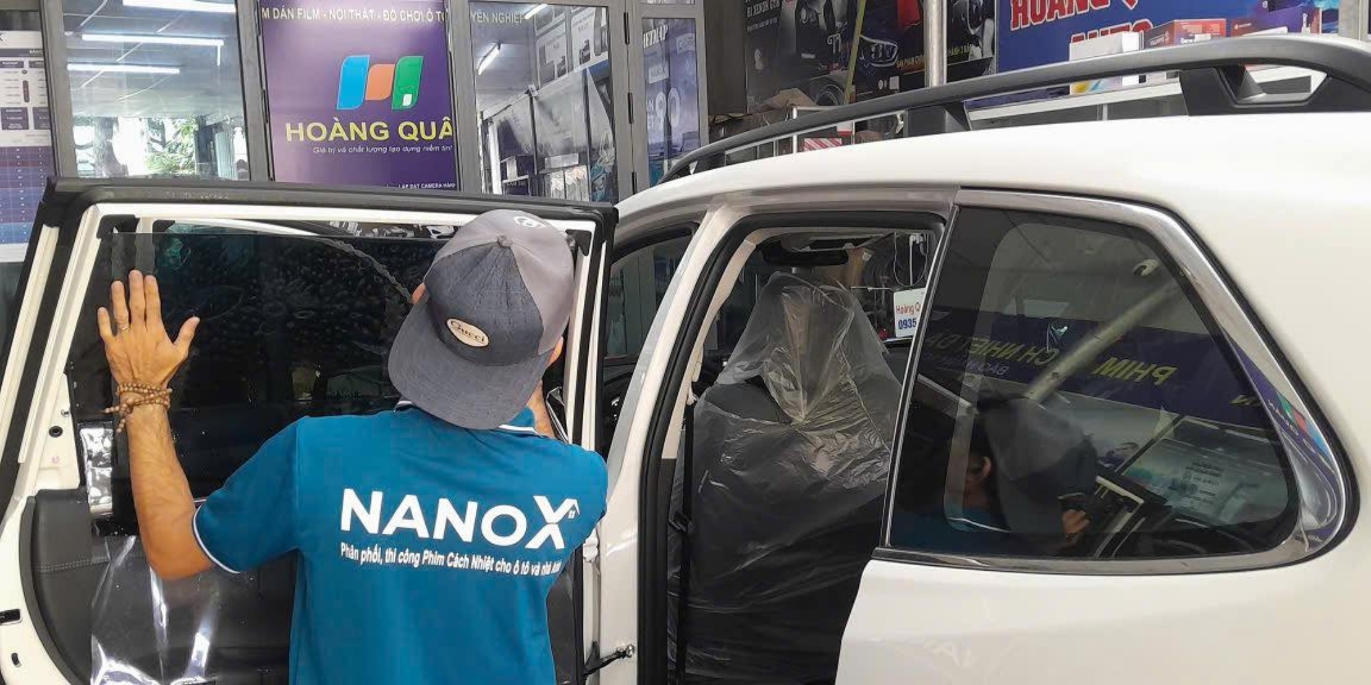 Hình ảnh thi công thực tế dán phim cách nhiệt ô tô 7 chỗ Premium tại phim cách nhiệt Đà Nẵng