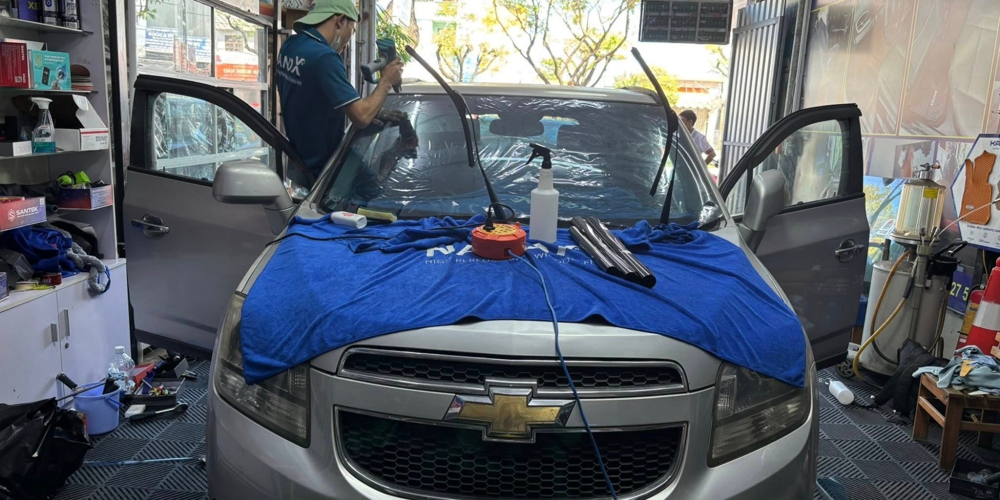 Hình ảnh thi công thực tế dán phim cách nhiệt ô tô 7 chỗ Superior tại phim cách nhiệt Đà Nẵng