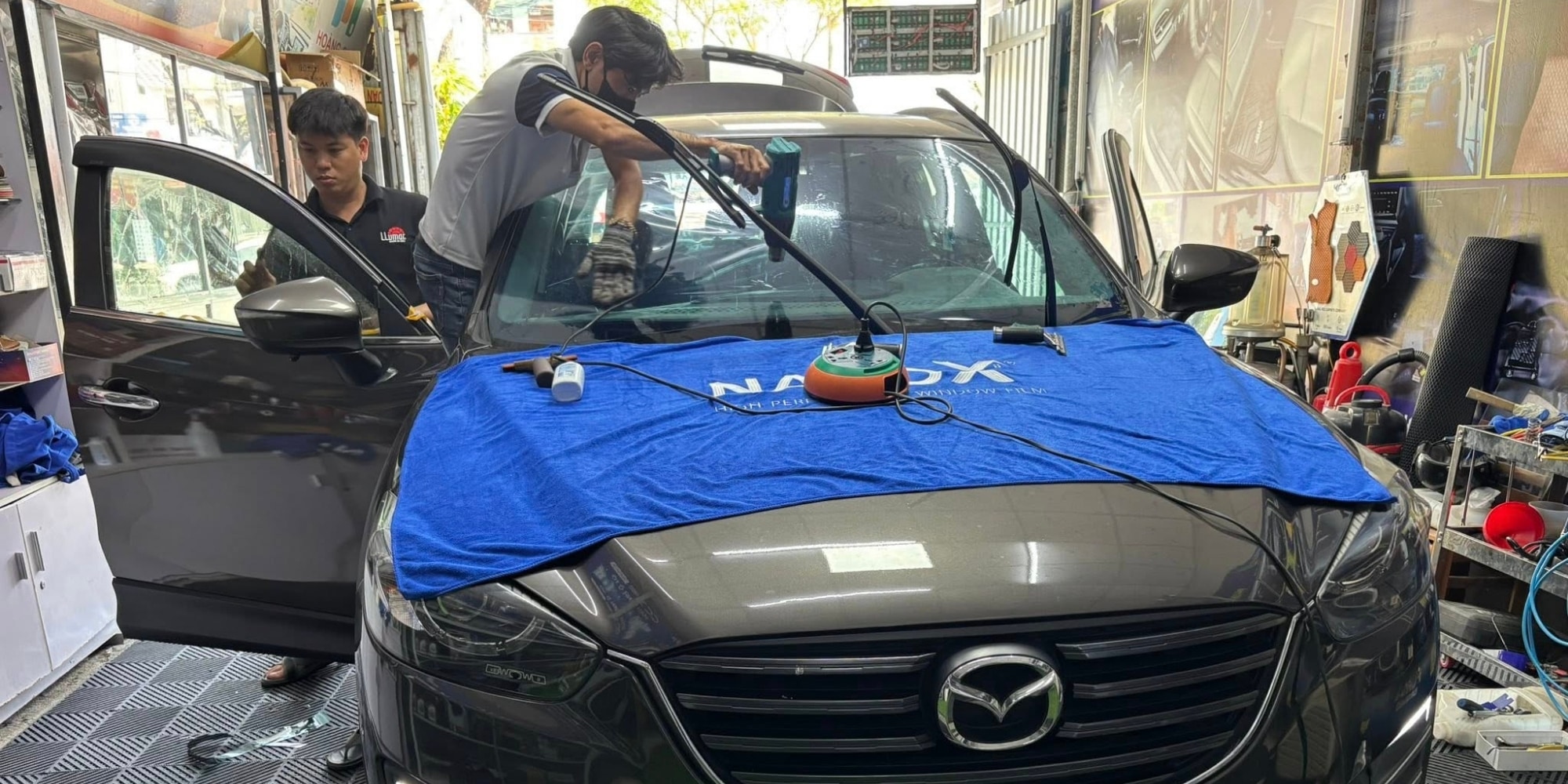Hình ảnh thi công thực tế dán phim cách nhiệt ô tô 7 chỗ Superior tại phim cách nhiệt Đà Nẵng