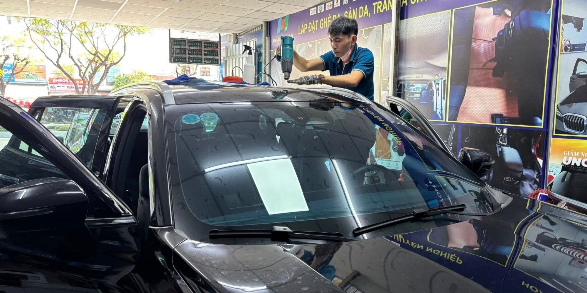 Hình ảnh thi công thực tế dán phim cách nhiệt ô tô 7 chỗ Superior tại phim cách nhiệt Đà Nẵng